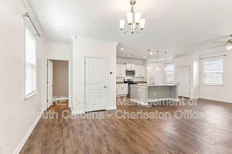 4 bed, 2.5 bath, 2164 sqft, $2,499 — Photo 2