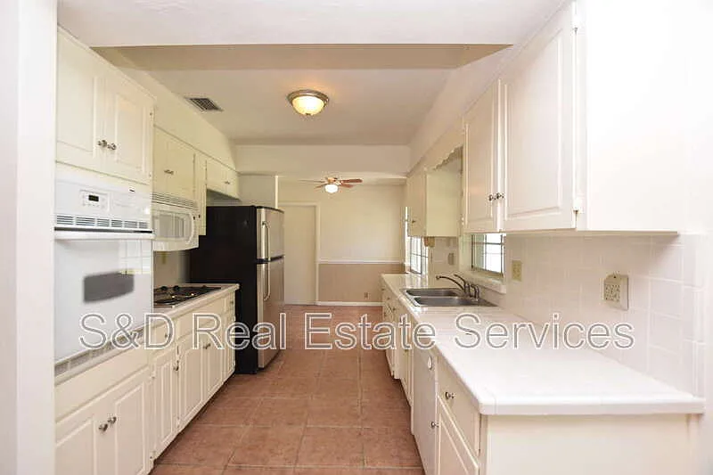 2 bed, 2.0 bath, 1074 sqft, $1,550 — Photo 2