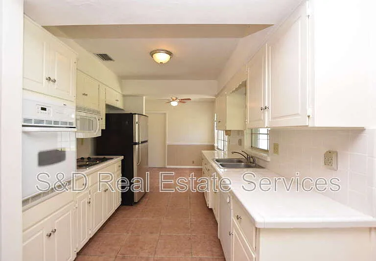 204 Chaucer Ln — Photo 2