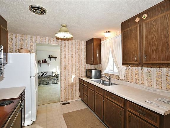 4th image of 695 Fruitwood Dr