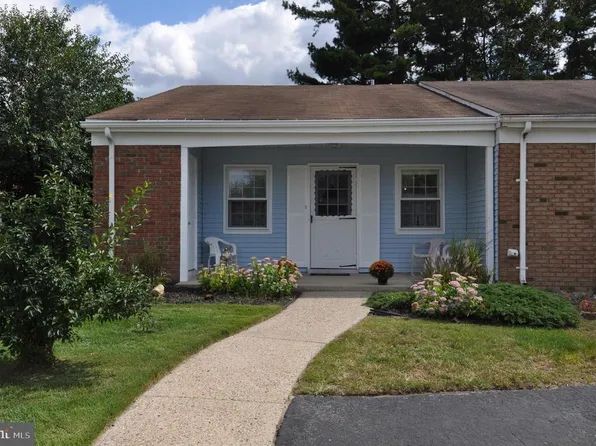 22 Farrington Ct, Southampton, NJ 08088