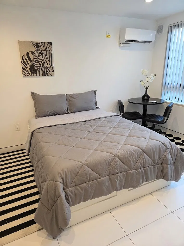 Fully Furnished Studios in Miracle Mile — Photo 3