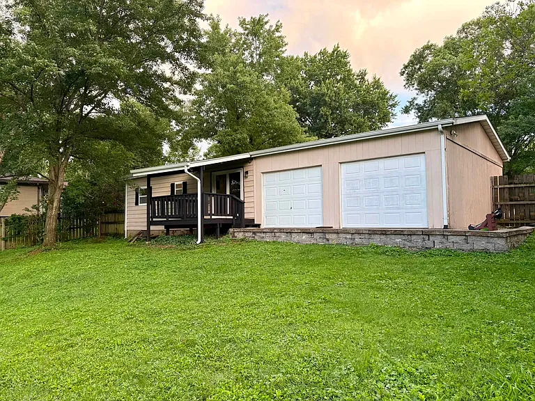 1072 Lake Dr — Photo 3