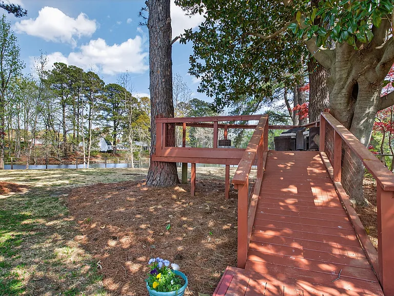 403 Holloway Dr — Photo 36