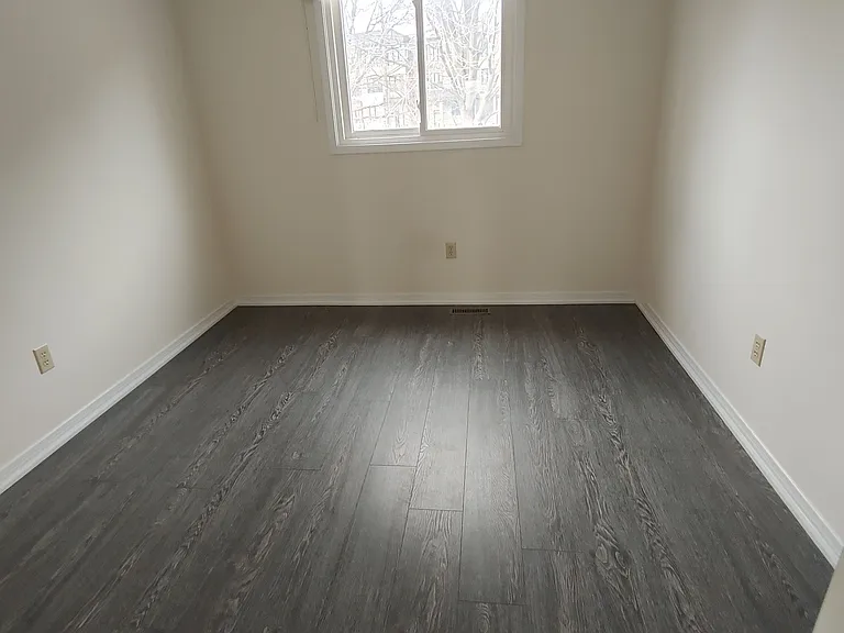50 Michener Cres — Photo 12