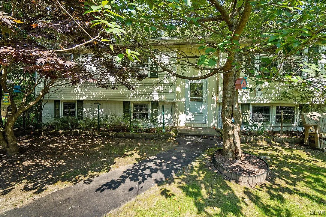 157 Crescent Way photo 1