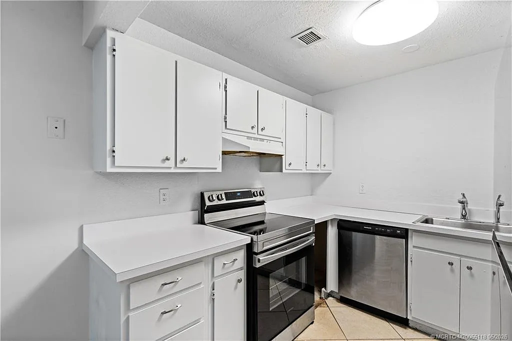 2 bed, 2.0 bath, 876 sqft, $1,995 — Photo 2