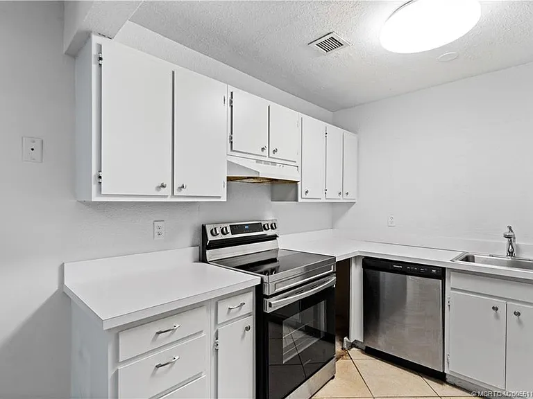 2118 SE Edler Dr #B — Photo 2