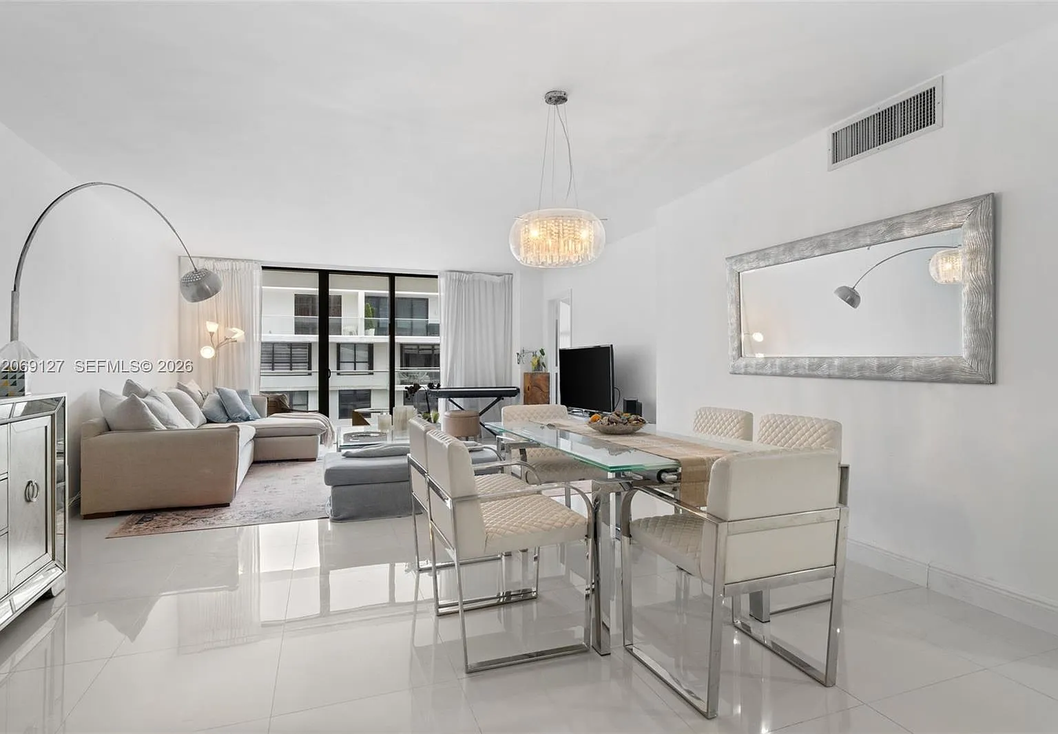Balmoral Condo — Photo 1