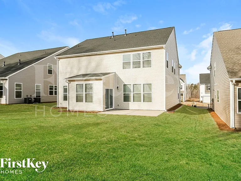 558 Hillpark Ln — Photo 14