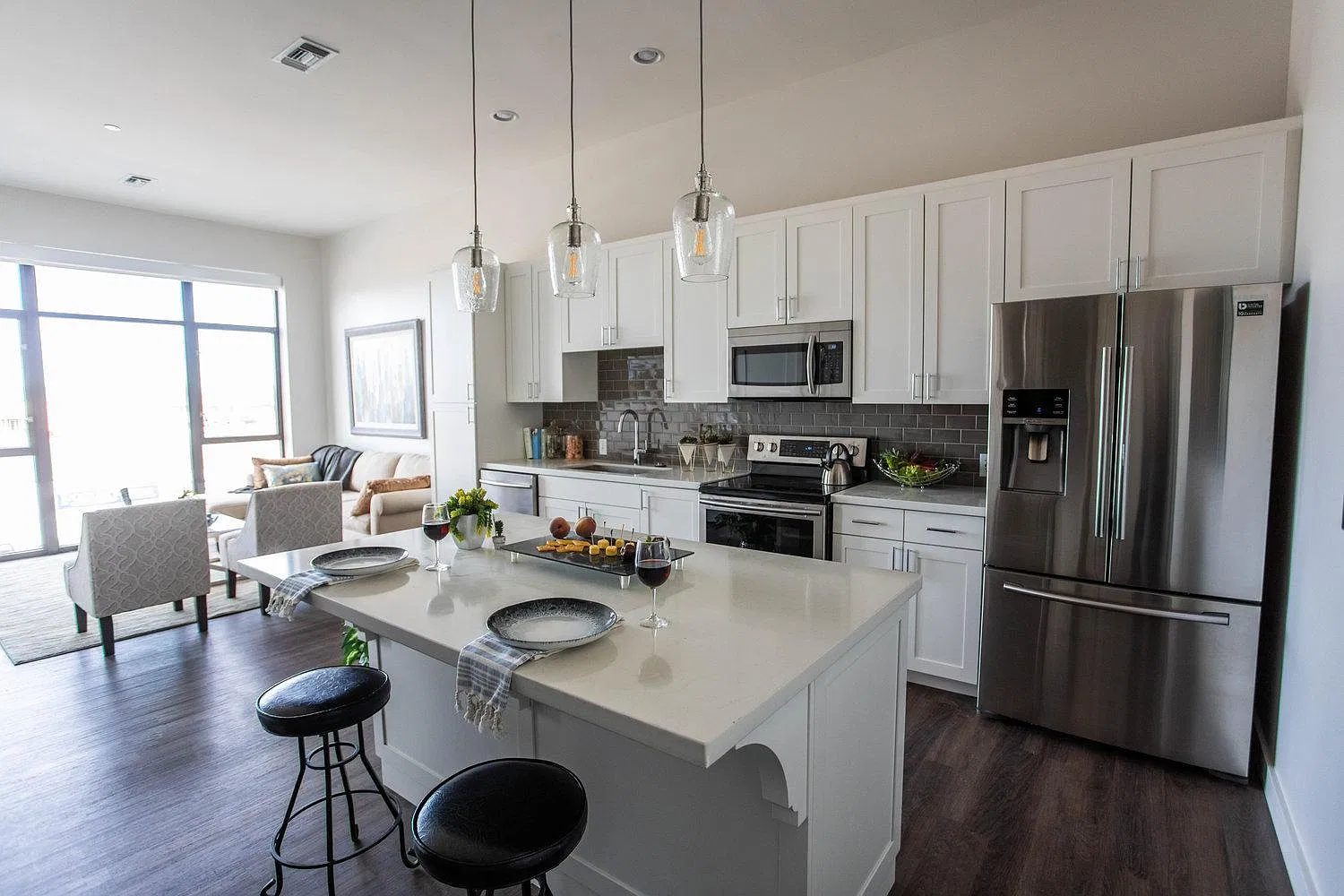 1 bed, 739 sqft, $1,300 — Photo 1