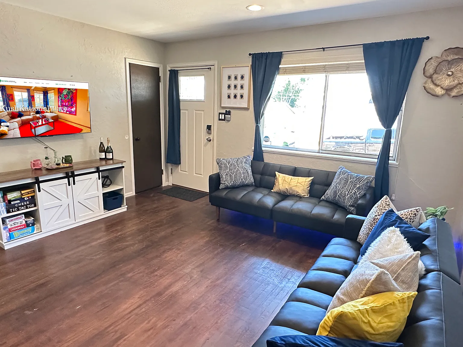 3 bed, 988 sqft, $5,500 — Photo 1