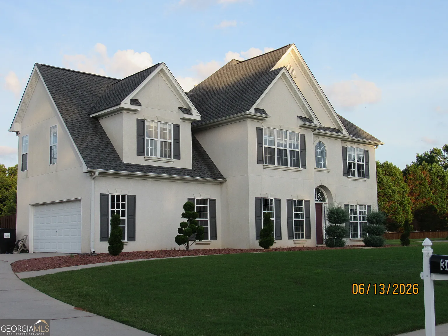 4 bed, 2.5 bath, 2587 sqft, $3,650 — Photo 2