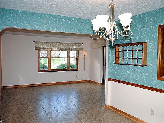 4th image of 9571 Shadywood Ln