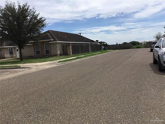 2nd image of 411 La Mancha Dr