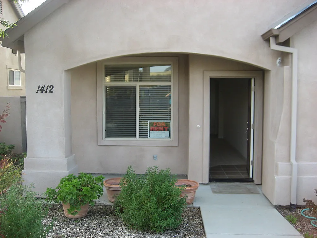 3 bed, 1641 sqft, $2,250 — Photo 2