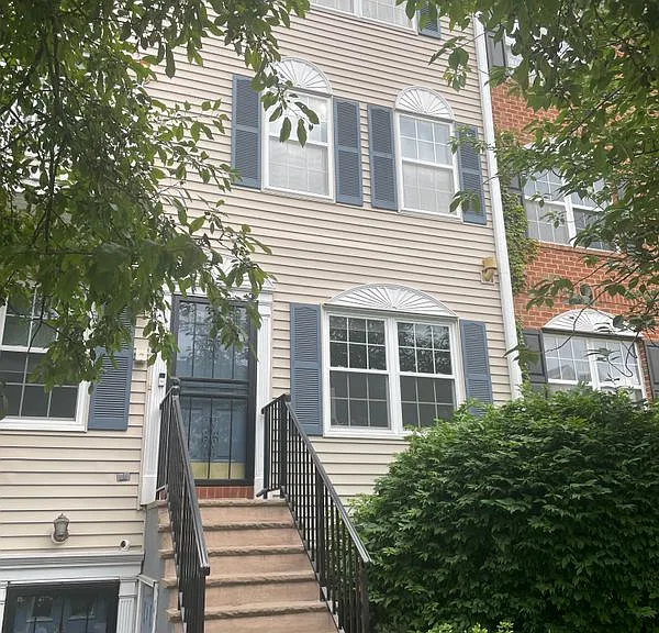 92 Callahan Ct — Photo 2