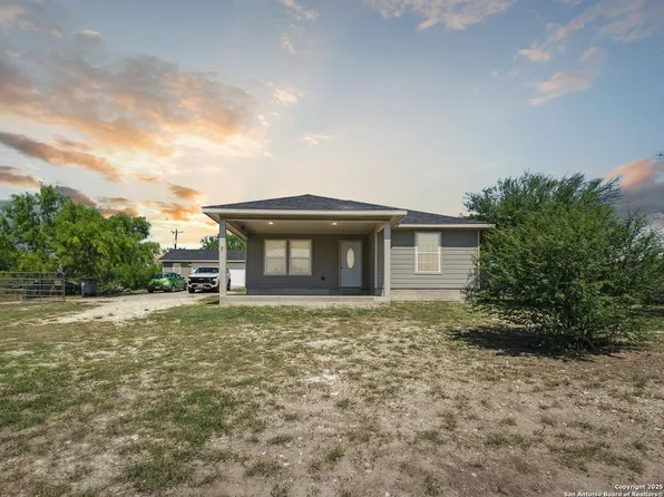 166 E County Road 5719, Natalia, TX 78059