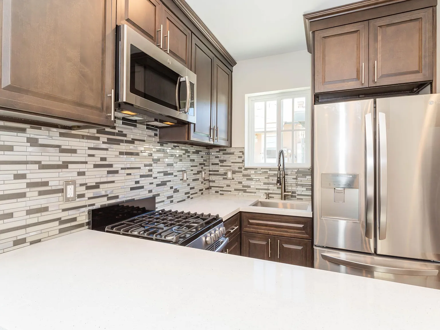 1 bed, 450 sqft, $2,100 — Photo 3