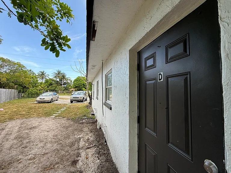 1941 NW 14th Ave #D — Photo 15