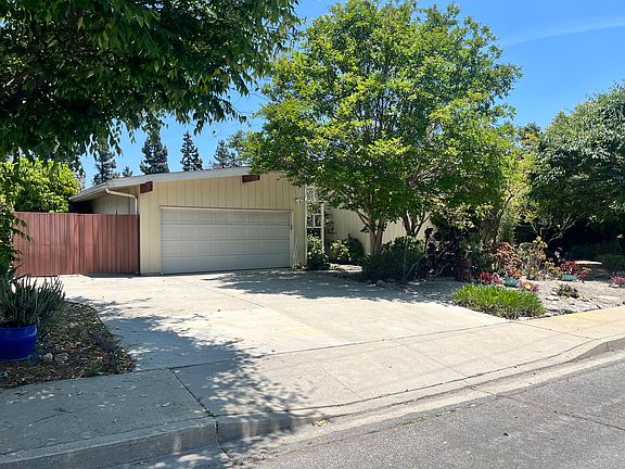 3rd image of 1534 Queens Ct
