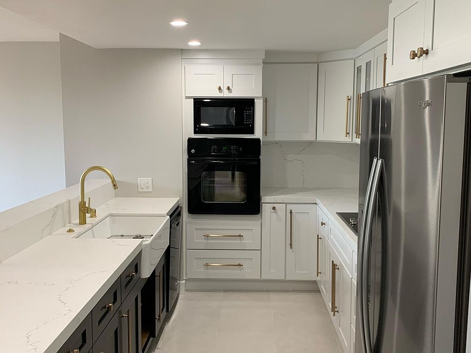 Fully equipped, newly remodeled kitchen