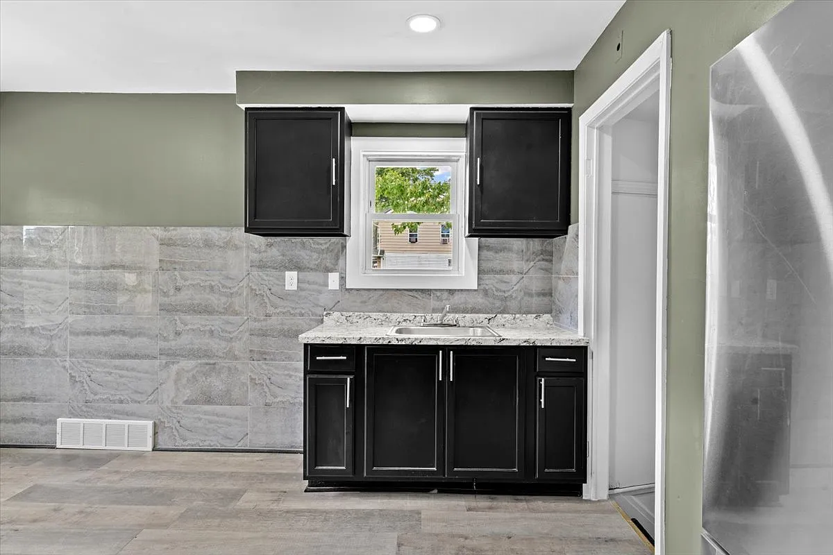 3 bed, 907 sqft, $1,448 — Photo 3