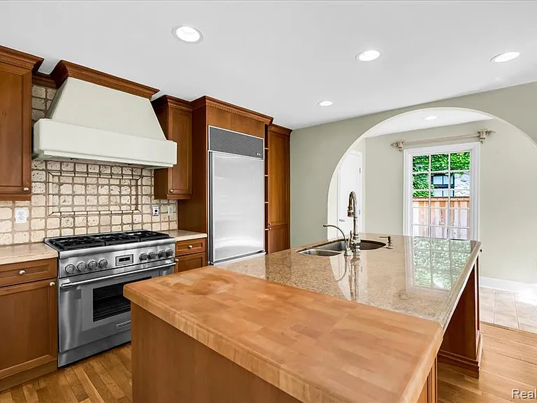 455 Linden Rd — Photo 25