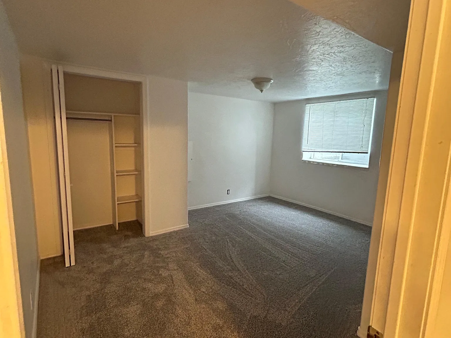 5 bed, 1915 sqft, $2,300 — Photo 2