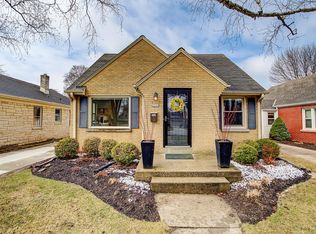 2333 N 88th St, Wauwatosa, WI 53226