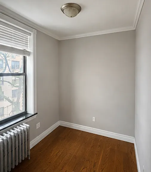 326 E 35th St #34 — Photo 3