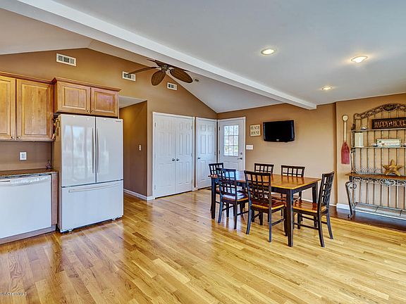 5th image of 318 Silver Lagoon Dr