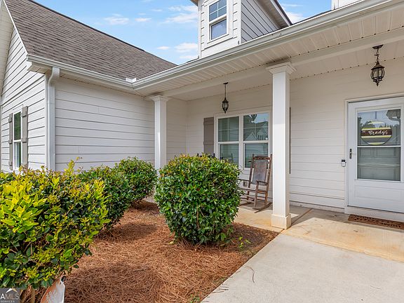 4th image of 370 Springwater Way