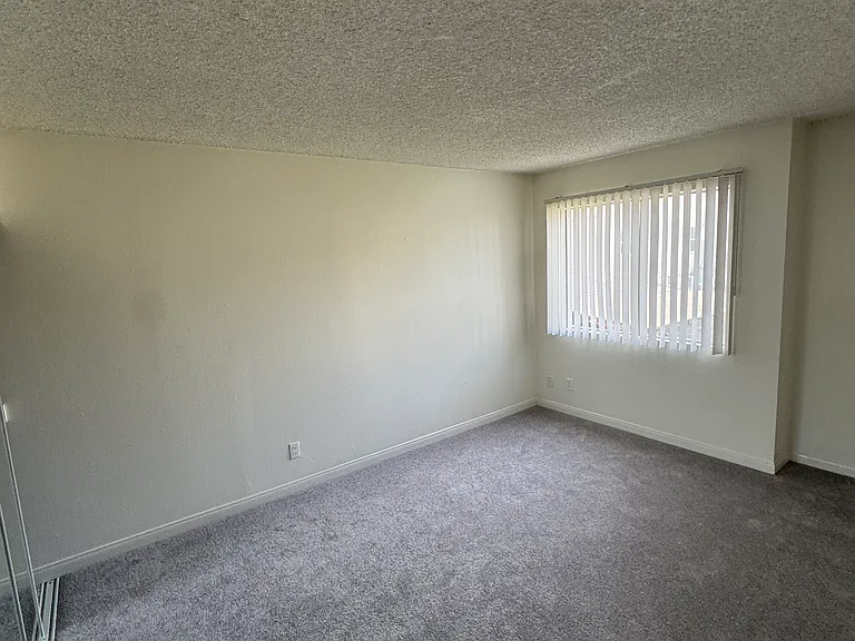 1247 N June St — Photo 29