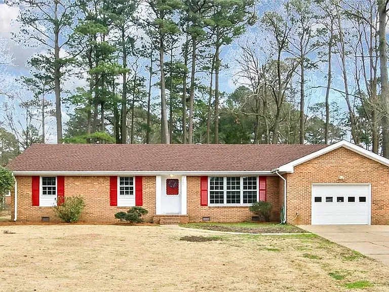 205 Woodford Dr — Photo 2