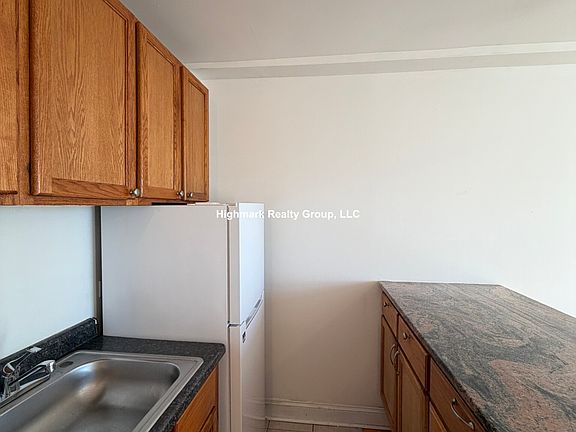 5th image of 3933 N Clarendon Ave #402A