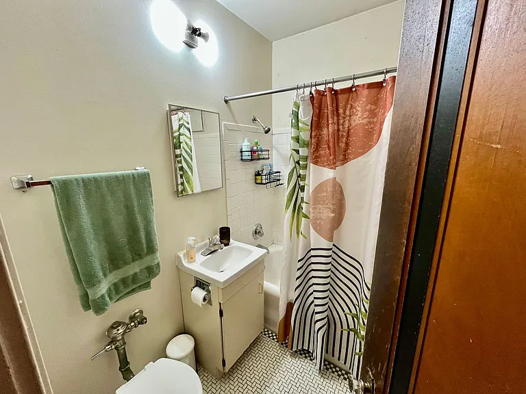 4468 N Oakland Ave — Photo 20