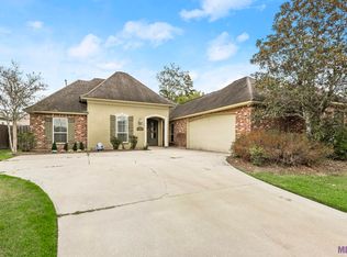 9296 Villa Crossing Dr, Greenwell Springs, LA 70739