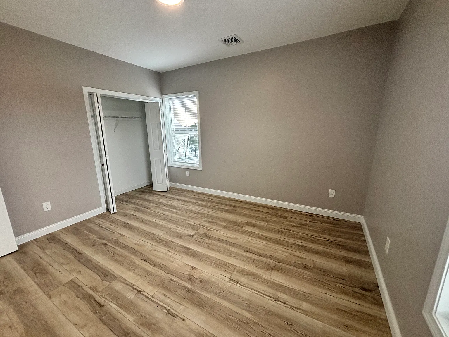 3 bed, 950 sqft, $2,300 — Photo 2