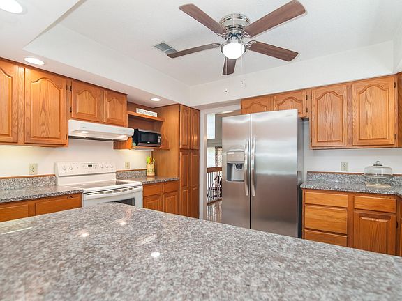 4th image of 302 Sunnehanna Dr.