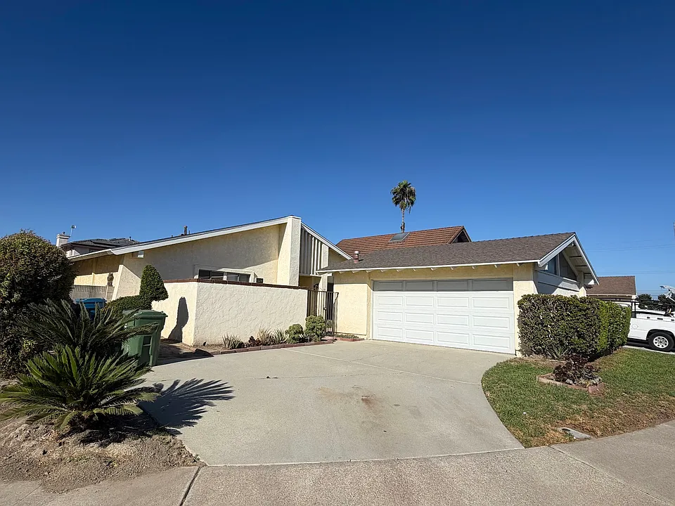 10923 Slater Ave