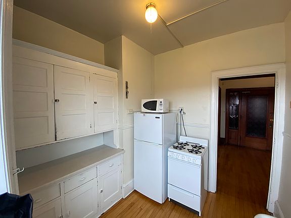 5th image of 902 W Franklin Ave APT 23