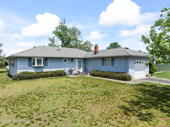 7 Le Diamant Street, Toms River, NJ 08757