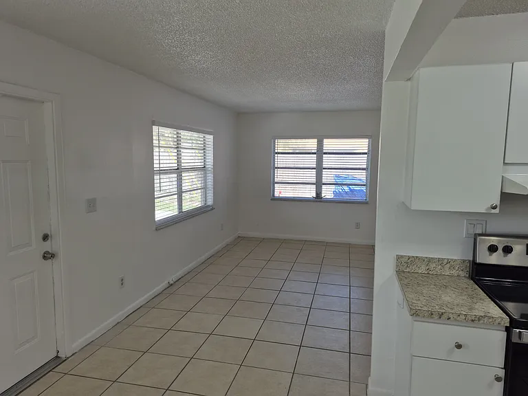 3661 SW 60th Ave — Photo 5