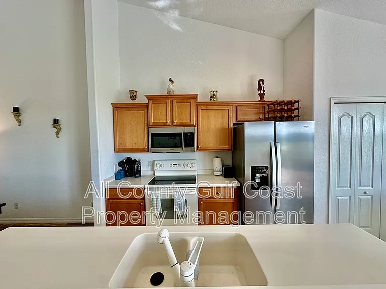 803 Fairwaycove Ln #203 — Photo 4