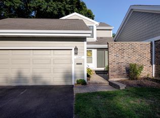 1587 Raven Hl, Wheaton, IL 60189