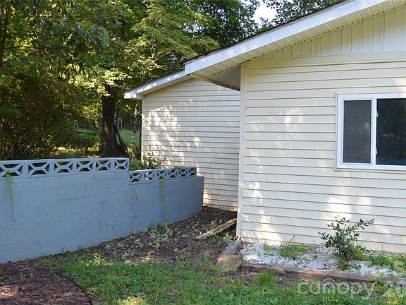 5th image of 1183 Sandy Plains Rd