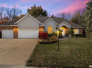 5401 W Stonebridge Ct, Peoria, IL 61615