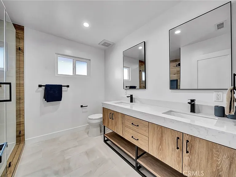 24445 Clipstone St — Photo 33