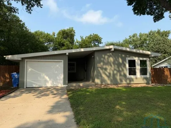 316 Prentis Ave, Vermillion, SD 57069